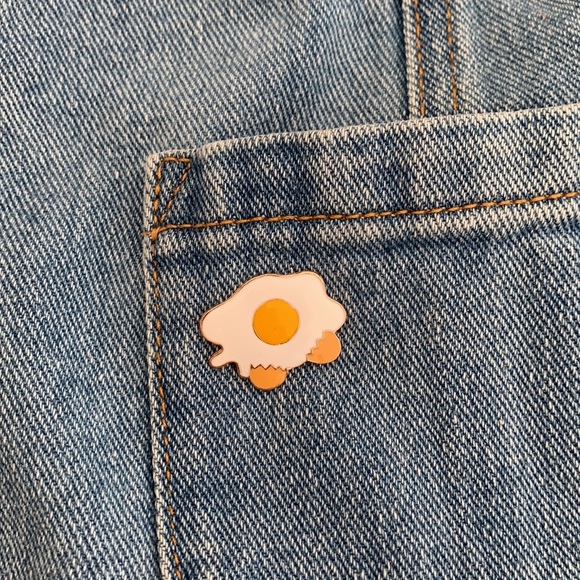 Urban Outfitters Jewelry - ⭐️3/$20⭐️ Egg pin